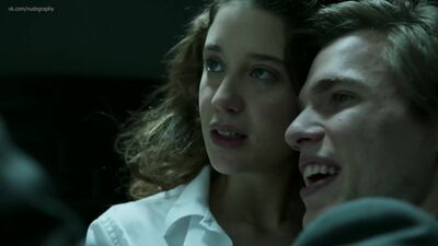 María Pedraza nue dans la série « La casa de papel » (Money Heist, 2017) - Saison 1 / Épisode 1 (s01e01)