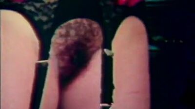 Mulher sensual em lingerie faz sexo oral e tem relações sexuais (imagem vintage dos anos 70)