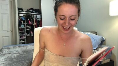 Je lis Harry Potter en gloussant, assise sur un vibromasseur