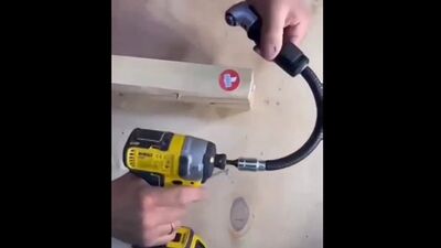 Extensão flexível para aparafusadora em ação | Reparação com martelo