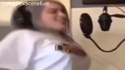 Billie Eilish se toca las tetas