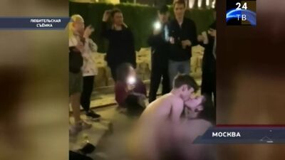 Os russos que mantiveram relações sexuais no meio de uma praça em Moscovo foram detidos