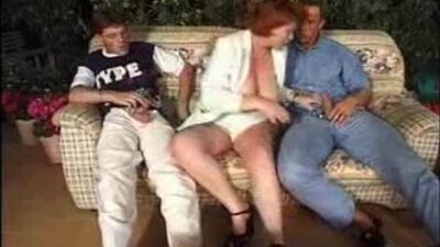 Eine ältere rothaarige Frau sucht harten Sex