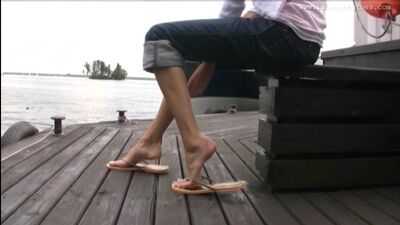 Katherina (42EU) sur la jetée [Fétichisme des pieds] [Orteils longs]