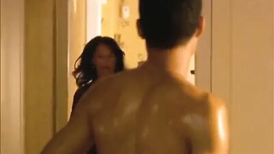 Eine heiße MILF hat Sex mit dem Freund ihres Sohnes – das ist der pure Genuss