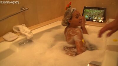 Regina Todorenko nuda nel programma «Orel i Reshka». Il giro del mondo ha mostrato il sedere nudo, celebrità nude, blogger, foto in topless
