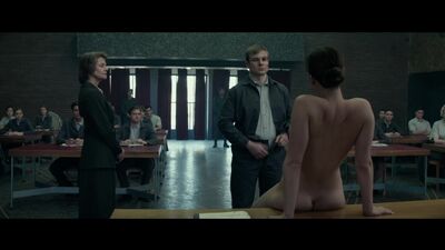 Қызыл шершень – Дженнифер Лоуренс үстелде жалаңаш