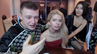 Mellstroy sbatte la testa di una ragazza contro il tavolo durante uno streaming (1080p).mp4