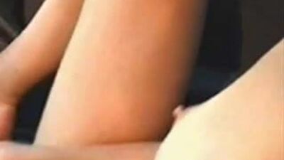 Мила дружина мастурбує в машині. Домашнє відео