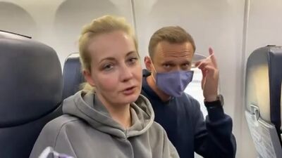 A mulher do Navalny pede um pouco de vodka a um rapaz qualquer