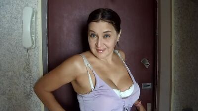 Alina Tumanova, una moglie russa infedele, si è fatta scopare dal vicino e si è fatta riempire il culo di sborra. Pompino SexWife MILF russe Mamme mature