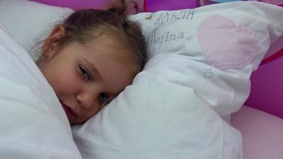 Кэти ханым ана болып ойнап жүр. Кэти ханым мектепке келді. Кэти ханым қуыршақтарымен қалай ойнайды