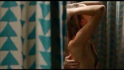 Laura Prepon (la série « Donna », les années 70), baiser lesbien seins nus