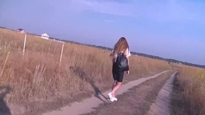 Ha fatto sesso con uno sconosciuto in un campo in cambio di soldi, gli ha fatto un pompino, senza preservativo, una bella ragazza, le è venuto in faccia