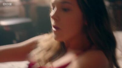 Synnøve Karlsen desnuda, Aisling Franciosi (nn) - Clique - t1e1 (Reino Unido, 2017) 720p Ver online