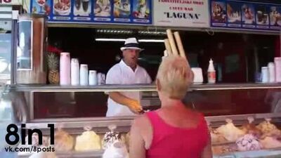 Un gelato su stecco a forma di pene realistico / Un venditore di gelati adescava i clienti con un gelato a forma di pene