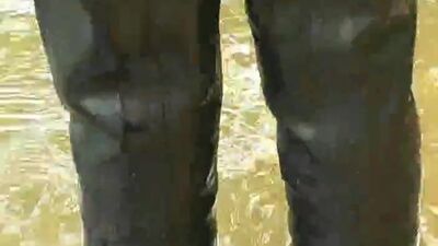 Une fille en combinaison de plongée et en caoutchouc, vêtue d'un vêtement doux en polaire, fétichisme des ranigis