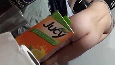 Naga dziewczyna bez majtek pokazuje swój duży tyłek