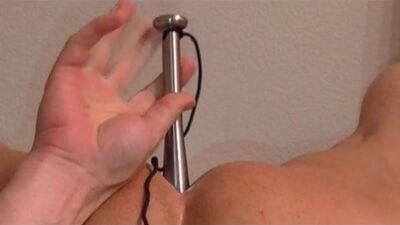 Un gros gode en acier s'enfonça dans son cul