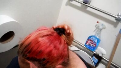 Gruba laska z opóźnioną świnią-cipką masturbuje się rękami, a głowa i bonusy