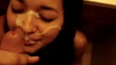 19 жастағы латиналық қыз POV видеода бетке шашылатын ауызша секс жасайды