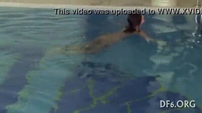 Una vergine nuda fa il bagno in piscina. La figa di una ragazzina vergine. CP, ragazzina, vergini, figa piccola