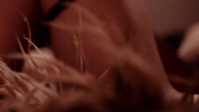 Maria Bakalova (Borat 2): pechos, trasero y pezones al descubierto en una transgresión