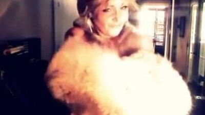 Une femme sexy montre sa fourrure de loup !