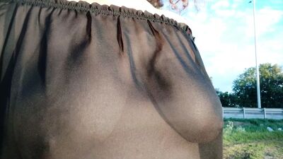 Une balade en chemisier transparent sans soutien-gorge
