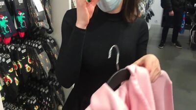 Sexo no provador com o vendedor-consultor