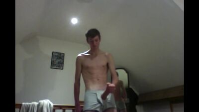 Un ragazzo alto con un cazzo enorme