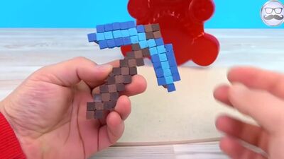 Der Diamant-Spitzhacke aus Minecraft ist bei Valerka, dem Gummibärchen, angekommen