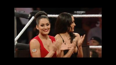 Deslize do mamilo de Brie Bella - WWE Monday Night Raw (22/07/2013)
