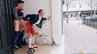 Jordi El Niño Polla se folla a una puta española en un patinete eléctrico y se la folla en las calles de Barcelona. Mamada, a cuatro patas, anal, mamada, anal, adolescente, joven