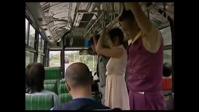 In autobus si è infilato la mano sotto il vestito e ha iniziato a masturbarsi