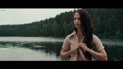 Alicia Vikander desnuda en la película «Las joyas de la corona» (2011)