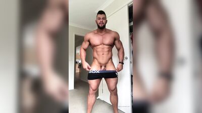 La culturiste australienne aux formes généreuses Nath Wyld séduit