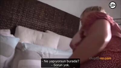 Quand il surprend sa belle-mère mûre dans une situation compromettante (sous-titré en turc)