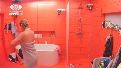 Anja Schüte, foto di nudo di una celebrità - BB GER Bath-Changing, 20-22 agosto (2015)