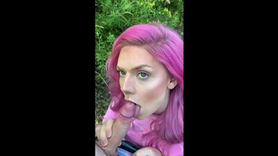 Una chica trans Barbie chupa y folla en un parque público