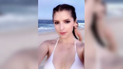 Selfie da Anna Kendrick na praia com uma amiga