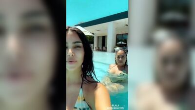 Kim Kardashian e La La Anthony in bikini a bordo piscina