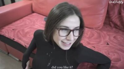 Me la tiré a una rusa buenísima que llevaba un vibrador dentro (el tío se la folló a la chica, a su mujer, a su hermana, a la deportista, se la metió en la boca, se corrió y la dejó toda de semen con las gafas puestas)