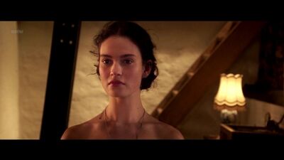 Lily James nue dans le film « L'Exception » (2016)