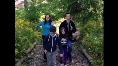 [Eh Bee] Una familia que baila unida, camina unida