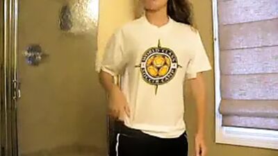 Une footballeuse se déshabille