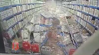 In einem Lagerhaus in Krasnojarsk sind Regale mit Alkohol zusammengebrochen [NR]