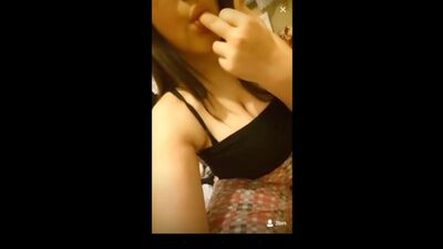 Une Turque qui montre ses seins et son sexe en direct sur Periscope
