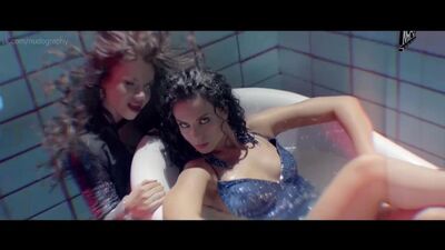 Nastya Kamenskikh y Bianca en el videoclip «Estilo perrito» (2015) HD 1080p - ¿Desnuda? Sexy, lencería, traseros