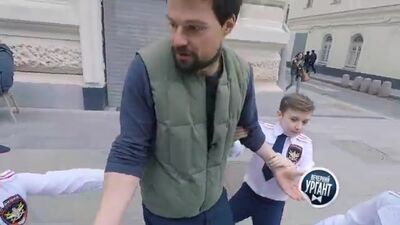 CHOQUE! Danil Kozlovsky foi detido no centro de Moscovo por ler Shakespeare! O Urgant da Noite